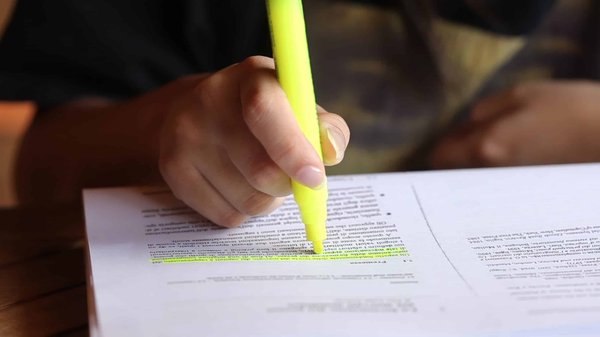 Quelle est la meilleure façon d'appliquer l'highlighter pour sculpter le visage ?